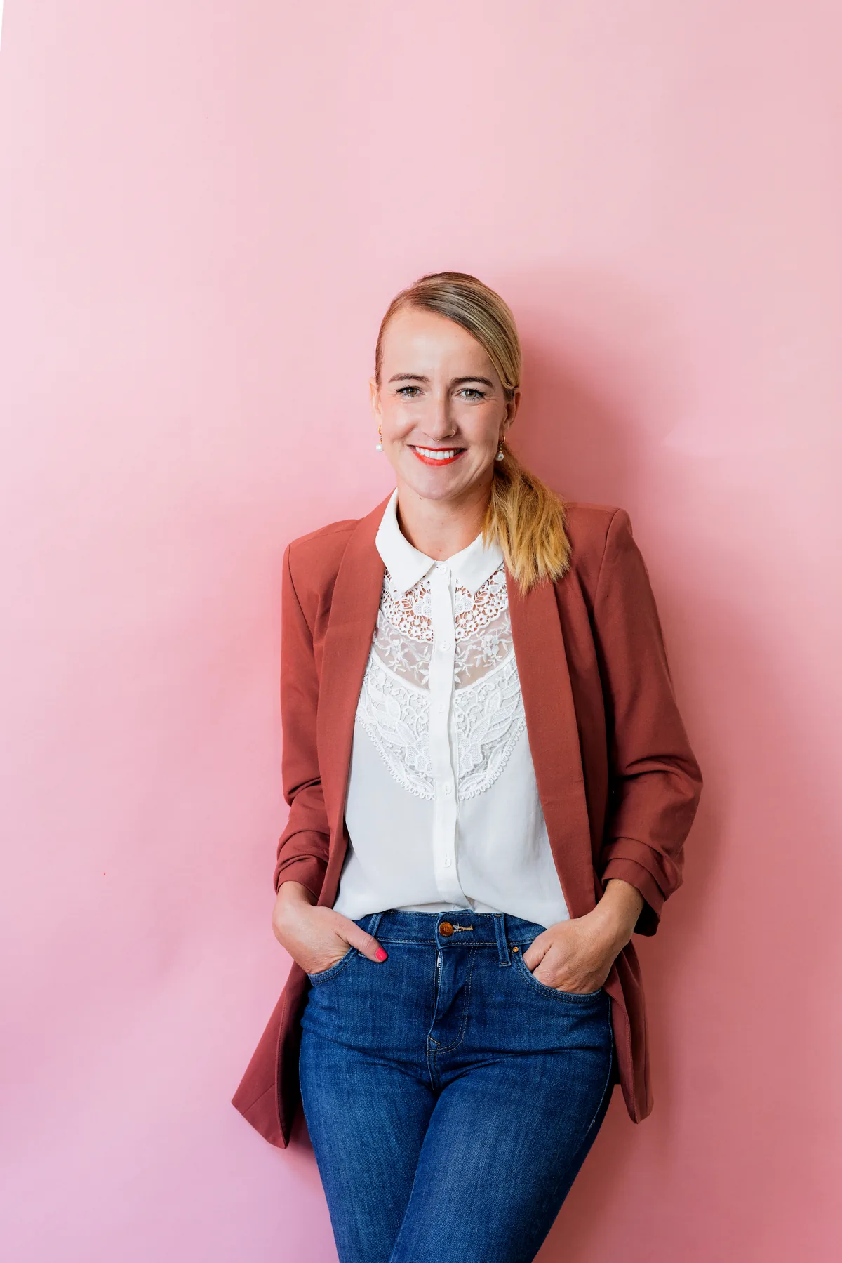 Tanja Petersen vor einer rosafarbenen Wand